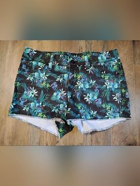 Disney Stitch Tropical Print Denim Shorts Womens Size: 7
